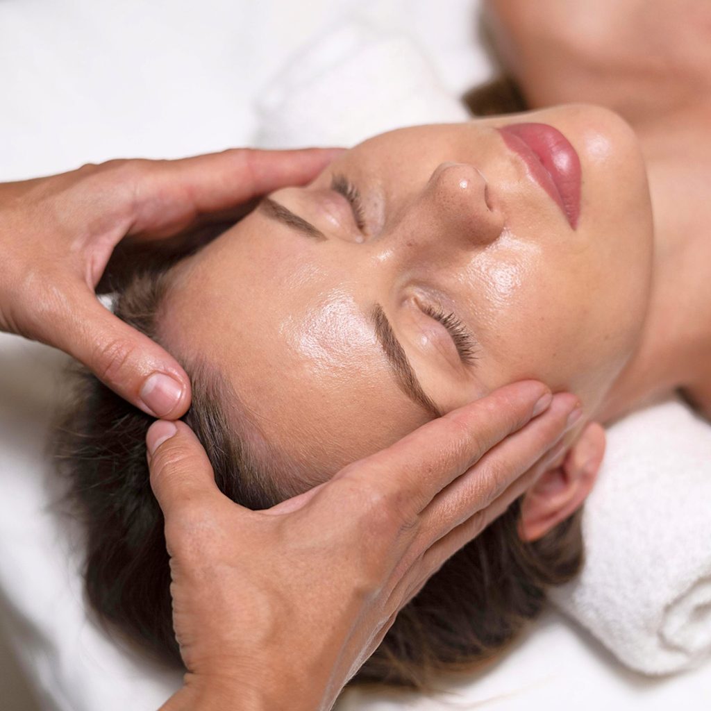 Soins traditionnels : modelage du visage et du corps